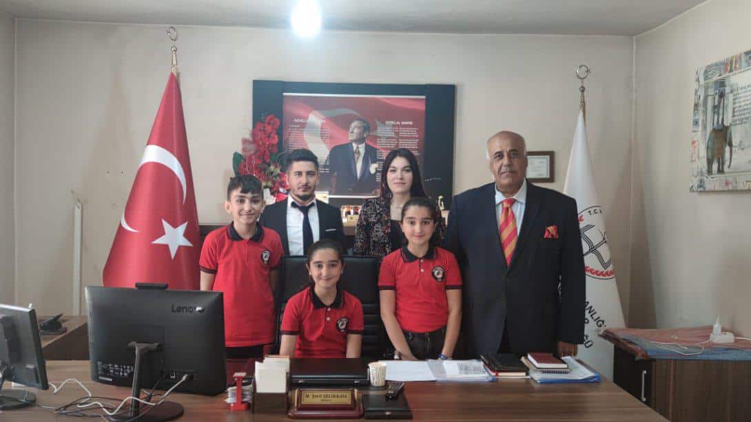 İlçe Milli Eğitim Müdürümüz Sayın Mehmet Şerif ÇELİKKAYA 23 Nisan Ulusal Egemenlik Ve Çocuk Bayramı  vesilesiyle ziyaretine gelen 75. Yıl Ortaokulu  Öğrenci ve öğretmenlerini makamında ağırladı. 